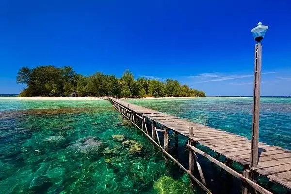 Jembatan kayu menuju laut di Pantai Nanping