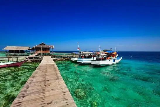 Perahu nelayan bersandar di dermaga Pantai Rea